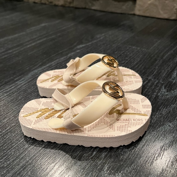 Michael Kors Jetset flip flops sandals shoes vanilla Toddlers Girls new - Picture 2 of 9
